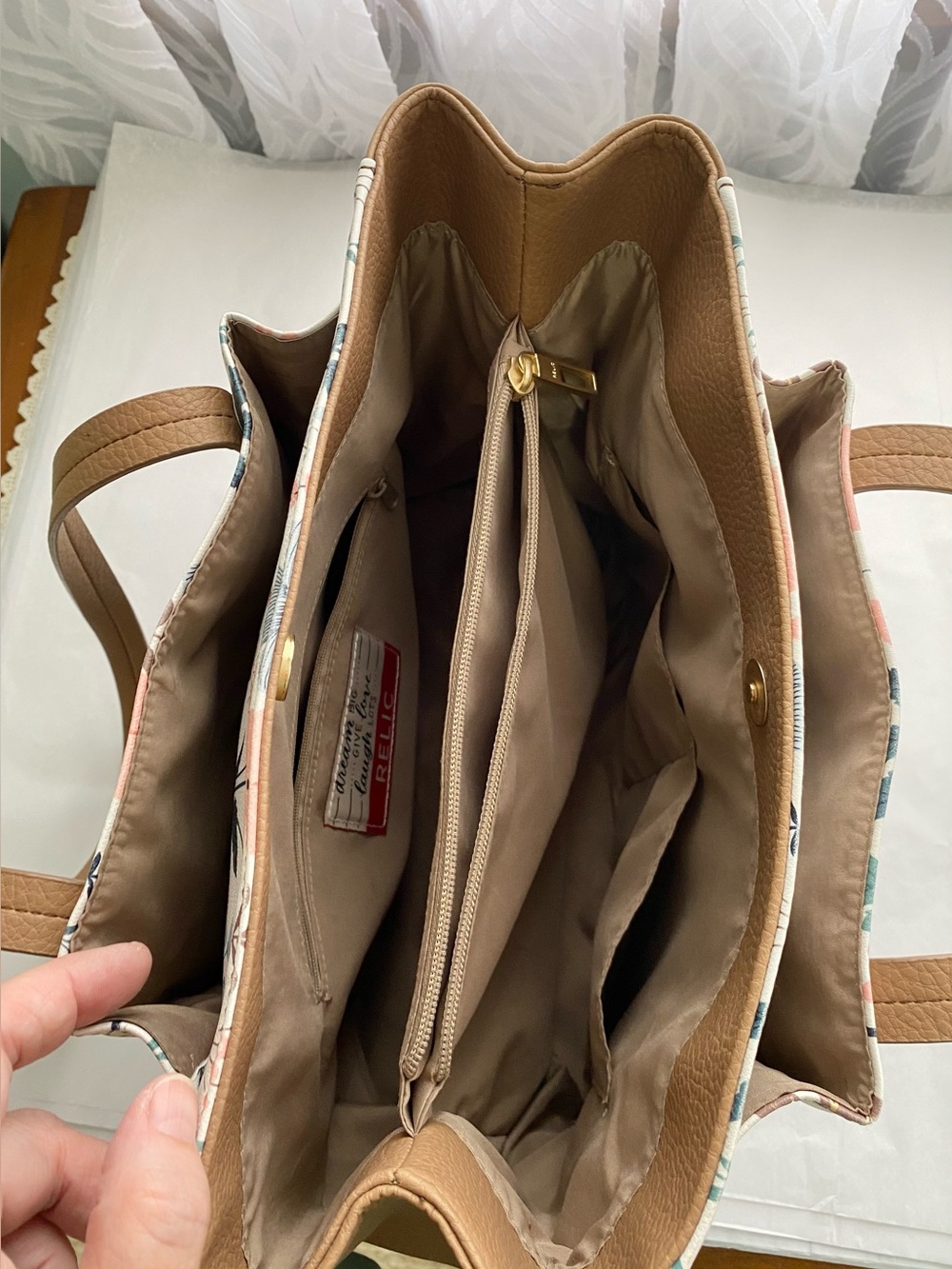 BEAUTIFUL RELIC SHOULDER BAG PURSE, 8 POCKETS FOR ORGANIZING - Picture 5 of 8